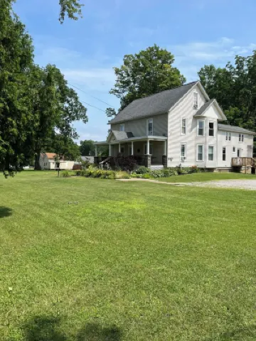 Right off the strip within walking distance to all shops, bars & restaurants.