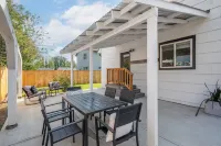 Charming 3 bdrm wine country "farmhouse Newly remodeled in downtown Carlton
