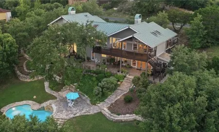 Luxury Lake Travis Retreat with Pool, Hot Tub & Stunning Views Отели в г. Гудзон Бенд