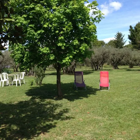 Holiday flat of the size of 45 m² on a large estate with pool close to Arles