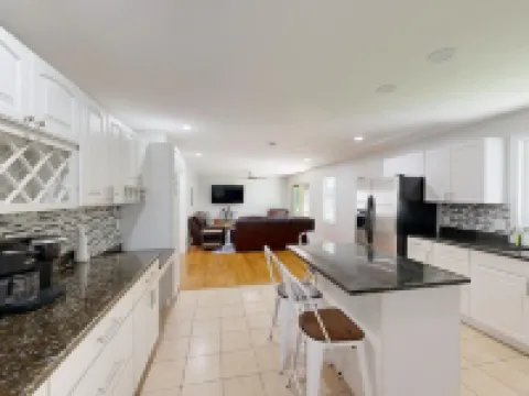 Spacious 4-bedroom house in charming Worcester with AC, WiFi 伍斯特酒店