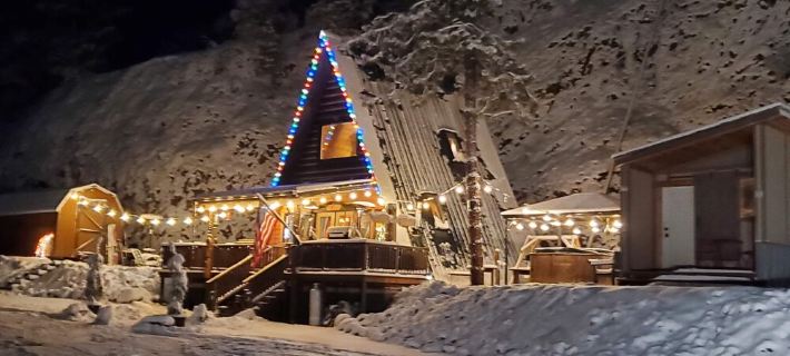 Private lakeside A-frame cabin w/ hot tub, beach, docks, games... 4 season fun! Hoteles en Condado de Kootenai