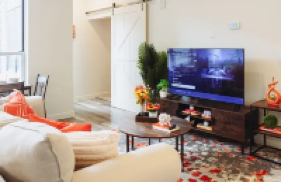Luxurious Spacious Apartment in the Heart of Downtown! King Bed, Gym, Pool!