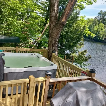 Waterfront paradise, hot tub.  Saratoga/Lake George. Super clean & sanitized.