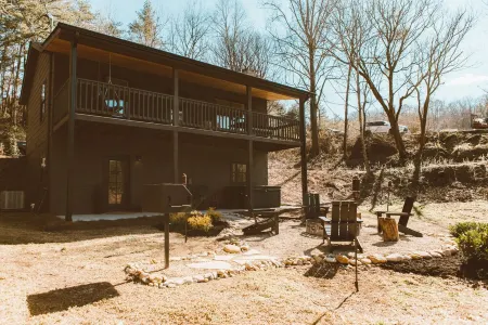4 miles to Dollywood! Modern Cottage with Hot Tub + Fire Pit + Arcade + 2 Bunks!