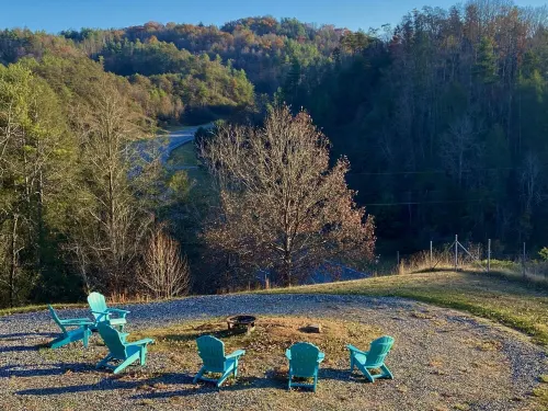 Beautiful hilltop retreat, secluded yet convenient to Asheville, Weaverville. Hotels in Madison County