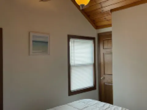 East River Retreat, WATERFRONT🛶+ Fire Pit🔥Pet friendly 🐾 Hotels in Two Rivers