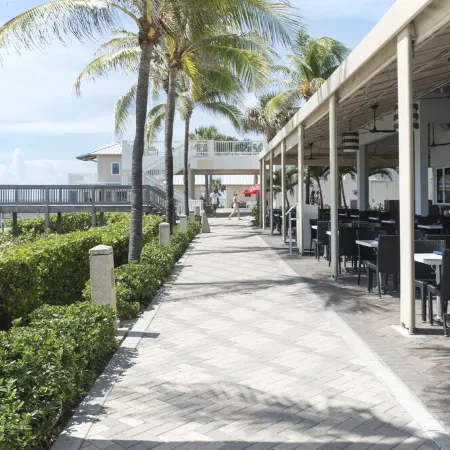 2 blocks to the beach-Dock-Ocean Access boating-Pool-Grill-Fully updated-Tikihut