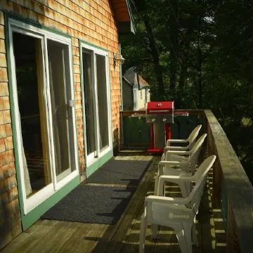 River Ellis Chalet: Cozy Chalet w private Jacuzzi & access to Swimming Pool