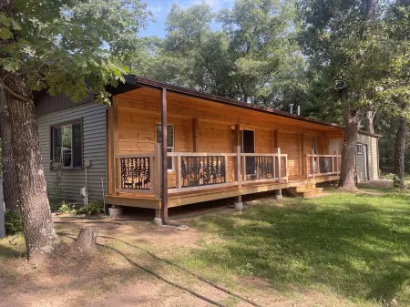 Private and Peaceful Patrick Lake Cabin Отели в г. Adams County