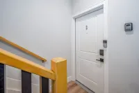 OTR, 1blk to TQL, Cali King Bed, Sleeps 4, Free Light Rail, 58in TVs, Wifi - شقق