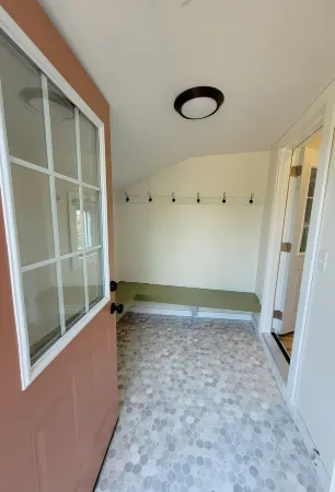 New! Tasteful, fresh 3BR on quiet street in Calumet