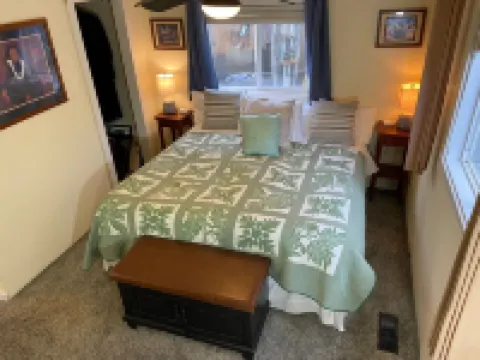 Historic Ohana House - Walk to Downtown Ashland, Hot Tub, Tiki Bar, Pet Friendly