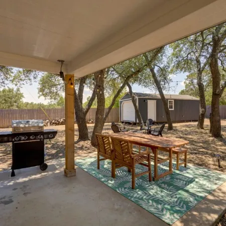 Private 2-Acre Salado Hill Country Villa, Heated Pool, Hot Tub, Sleeps 9