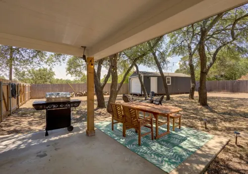 Private 2-Acre Salado Hill Country Villa, Heated Pool, Hot Tub, Sleeps 9 - 4-Sterne