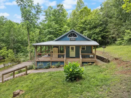 Robins Nest nestled on Nolin Lake! Boat parking onsite & close to the boat ramp!