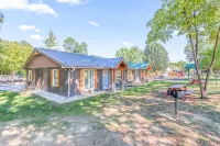 2 bedrooms, 2 baths, 1000 sq ft lodge close to the lake.