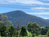 Historic Cottage 4 Riverside Dve. Pet friendly, flat fenced yard on the River. Hotels in Warburton
