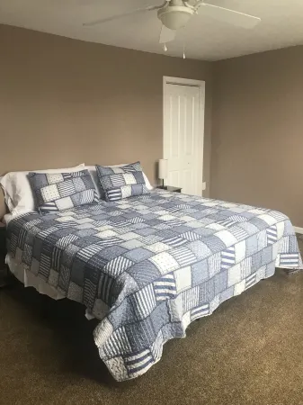 Large Country home near Lake Erie, fishing, beaches, skiing, golf &  more. Отели рядом с достопримечательностью «Uncle John's Elk Creek Campground»