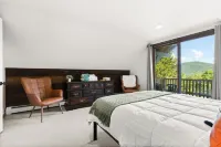 The Overlook - Hot Tub, Game Room, 5min to MTN