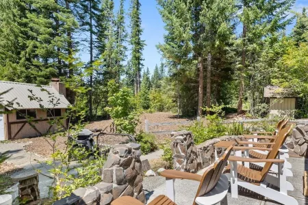 Hot Tub and Private Cabins, Free Kayaks and EV Charger