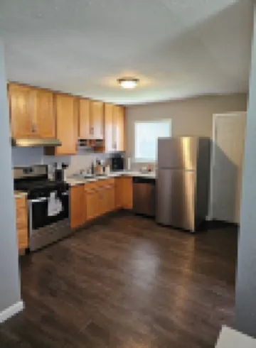 Modern 3BD/2BA near U of I with a large master suite!