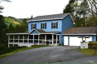 Panoramic Paradise!  Spacious Pet Friendly House. Sleeps 10, Minutes to GSMNP!