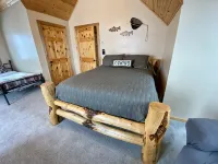 Ashton Bear-a-dise. Spacious retreat close to fishing, hiking, National Parks