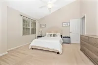 Entire cheerful 4 br townhouse by the lake