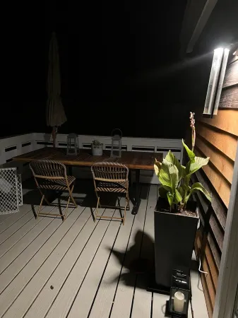 NEW LISTING- Steps to Private Beach. Completely Remodeled Modern Beach House Отели в г. Спрингс