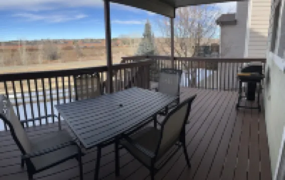 Relax with the whole family. Spacious home. Close to shopping and hiking trails