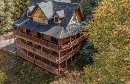 3 level cabin on Mt Mitchell golf course