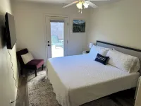 Family and Pet Friendly! Luxurious Backyard Amenities! Jacuzzi! Lots of Parking! -  Privatzimmer