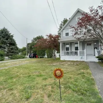 Beach, harbor, ferry & food-Prime Hyannis location