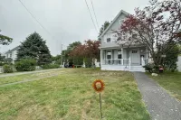 Beach, harbor, ferry & food-Prime Hyannis location