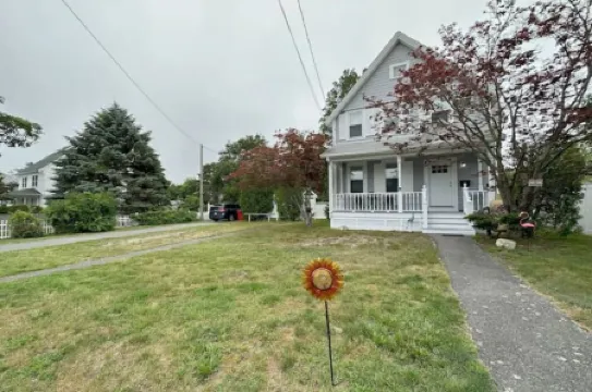 Beach, harbor, ferry & food-Prime Hyannis location