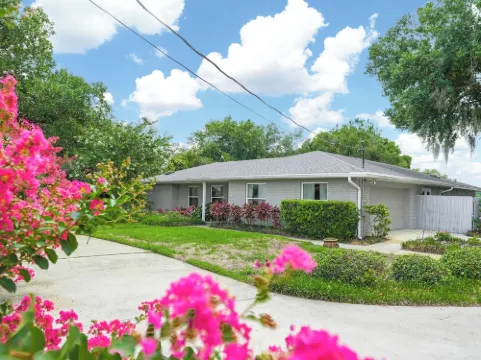 Lake Front! Spacious Home w/heated pool & kayaks 萊克威爾士酒店