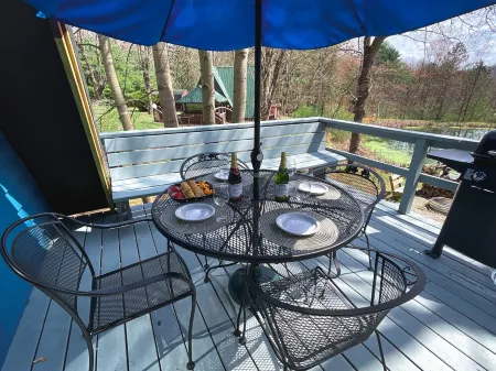 Three A-frame Cabins, a provate Pond, row boats!