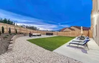 Rooftop Patio, Hot Tub, EV charging, Mtn views, close to AFA!