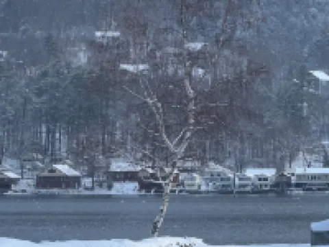 Remodeled Newfound Lake - home w/ water views sleeps 10- close to ski mountains! Hotels in Bristol