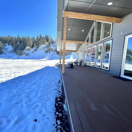 Peaceful retreat on 35 acres w/ spectacular mountain views!