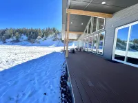 Peaceful retreat on 35 acres w/ spectacular mountain views!