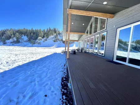 Peaceful retreat on 35 acres w/ spectacular mountain views!