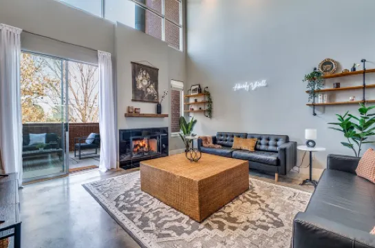 The Oleander - centrally located Luxury Townhouse steps from Magnolia Ave!