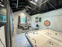 Charming home- Downtown Cody - Sleeps up to 9! Detached GAME ROOM with bed!