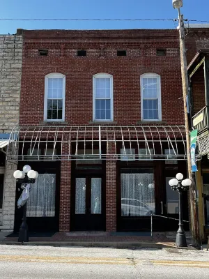 Hideaway Loft on Historic Main Street in Beautiful Brick Building. Hotel di Mammoth Spring