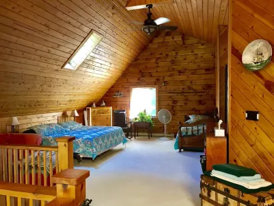 Drooly Bear Cabin: Your Raystown Lake Getaway! Raystown Lake Visitor Center 주변 호텔