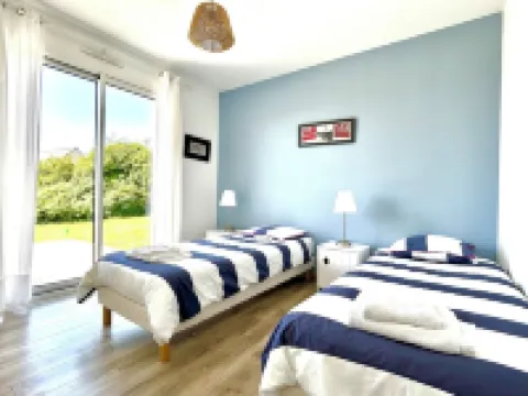 130m2 contemporary house, sleeps 9, sea view  호텔