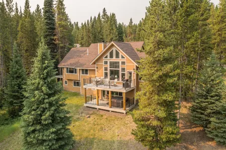 Spacious 4-bedroom house in charming Big Sky with wonderful views, WiFi and AC