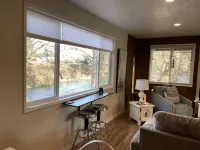 Cozy creekside home with deck, 15 min to airport, shopping, 1 hr to Crater Lk. Các khách sạn ở Eagle Point